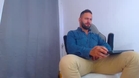 Snapshot of oliverdrew1 chatting on 12.04.24 oliver online show from 12.04.24