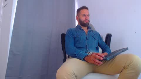 Snapshot of oliverdrew1 chatting on 12.10.24 oliver online show from 12.10.24