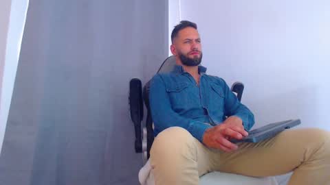 Snapshot of oliverdrew1 chatting on 12.16.24 oliver online show from 12.16.24