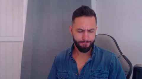 Snapshot of oliverdrew1 chatting on 12.17.24 oliver online show from 12.17.24