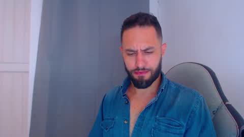 Snapshot of oliverdrew1 chatting on 12.18.24 oliver online show from 12.18.24