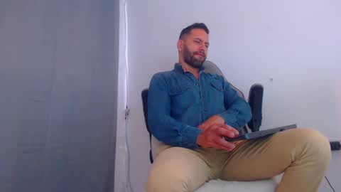 Snapshot of oliverdrew1 chatting on 12.24.24 oliver online show from 12.24.24