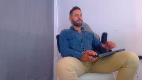 Snapshot of oliverdrew1 chatting on 12.25.24 oliver online show from 12.25.24