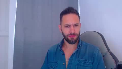 Snapshot of oliverdrew1 chatting on 12.28.24 oliver online show from 12.28.24