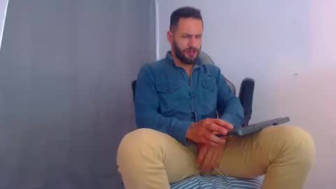 Snapshot of oliverdrew1 chatting on 12.30.24 oliver online show from 12.30.24