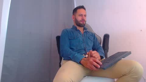 Snapshot of oliverdrew1 chatting on 01.02.25 oliver online show from 01.02.25