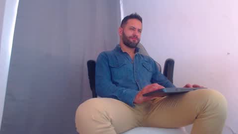 Snapshot of oliverdrew1 chatting on 01.03.25 oliver online show from 01.03.25