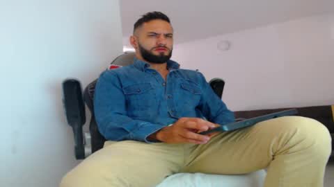 Snapshot of oliverdrew1 chatting on 09.23.25 oliver online show from 09.23.25