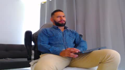 Snapshot of oliverdrew1 chatting on 11.05.25 oliver online show from 11.05.25