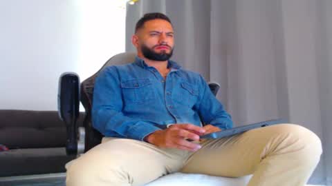 Snapshot of oliverdrew1 chatting on 11.10.25 oliver online show from 11.10.25