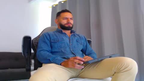 Snapshot of oliverdrew1 chatting on 11.12.25 oliver online show from 11.12.25