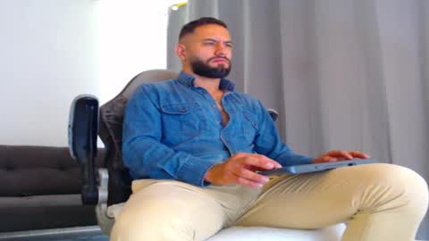 Snapshot of oliverdrew1 chatting on 11.17.25 oliver online show from 11.17.25