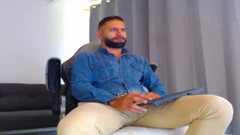 Snapshot of oliverdrew1 chatting on 11.18.25 oliver online show from 11.18.25