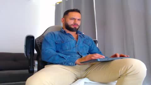 Snapshot of oliverdrew1 chatting on 11.27.25 oliver online show from 11.27.25