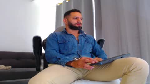 Snapshot of oliverdrew1 chatting on 11.28.25 oliver online show from 11.28.25