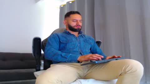 Snapshot of oliverdrew1 chatting on 12.01.25 oliver online show from 12.01.25