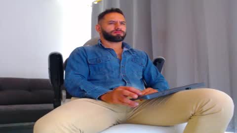 Snapshot of oliverdrew1 chatting on 12.04.25 oliver online show from 12.04.25