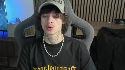 Snapshot of oliverrgroove chatting on 04.23.26 oliverrgroove online show from 04.23.26