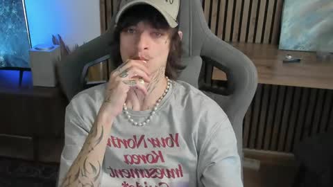 Snapshot of oliverrgroove chatting on 04.24.26 oliverrgroove online show from 04.24.26