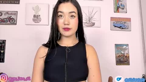 Snapshot of olivia22love chatting on 10.31.25 ..................................... 500 am- 1200 pm GMT-5 online show from 10.31.25