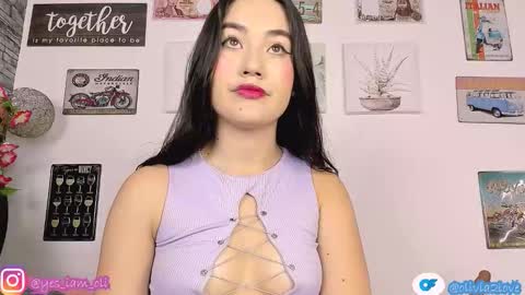 Snapshot of olivia22love chatting on 11.10.25 ..................................... 500 am- 1200 pm GMT-5 online show from 11.10.25