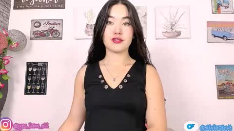 Snapshot of olivia22love chatting on 12.01.25 ..................................... 500 am- 1200 pm GMT-5 online show from 12.01.25