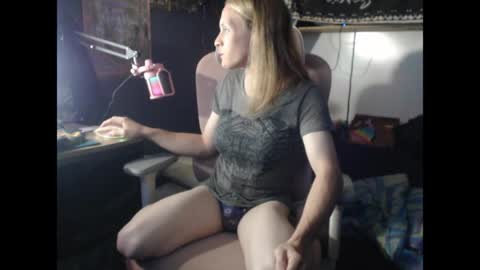 Snapshot of olivia661 chatting on 03.29.26 StonerBratOlivia online show from 03.29.26