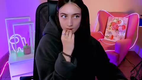 Snapshot of olivia_norton_ chatting on 09.30.25 olivia_norton_ online show from 09.30.25