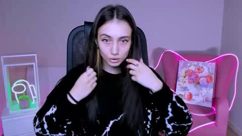 Snapshot of olivia_norton_ chatting on 11.08.25 olivia_norton_ online show from 11.08.25