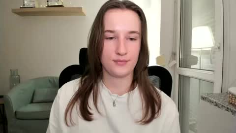 Snapshot of oliviaaa2003 chatting on 12.21.24 Oliwiaa2004 online show from 12.21.24