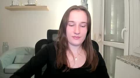 Snapshot of oliviaaa2003 chatting on 12.28.24 Oliwiaa2004 online show from 12.28.24