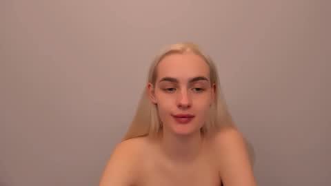 Snapshot of oliviahappy chatting on 12.20.25 oliviaBeauty online show from 12.20.25