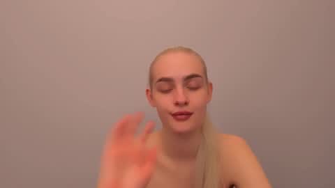 Snapshot of oliviahappy chatting on 12.21.25 oliviaBeauty online show from 12.21.25