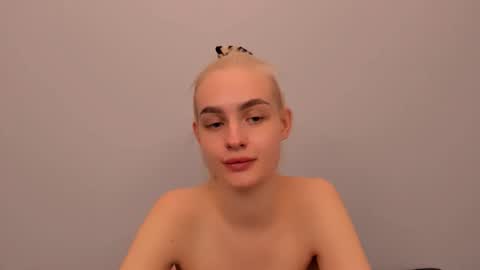 Snapshot of oliviahappy chatting on 12.22.25 oliviaBeauty online show from 12.22.25