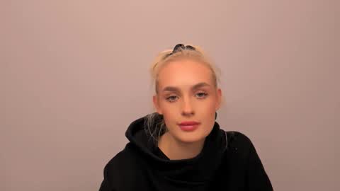 Snapshot of oliviahappy chatting on 02.12.26 oliviaBeauty online show from 02.12.26