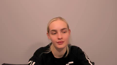 Snapshot of oliviahappy chatting on 02.17.26 oliviaBeauty online show from 02.17.26