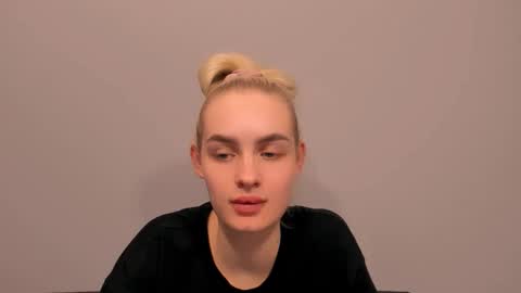 Snapshot of oliviahappy chatting on 02.22.26 oliviaBeauty online show from 02.22.26