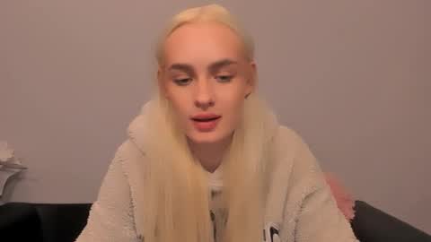 Snapshot of oliviahappy chatting on 03.06.26 oliviaBeauty online show from 03.06.26