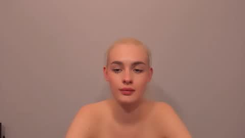 Snapshot of oliviahappy chatting on 03.15.26 oliviaBeauty online show from 03.15.26