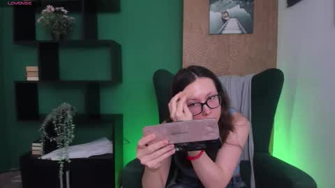 Snapshot of oliviaturner chatting on 12.16.25 Olivia online show from 12.16.25