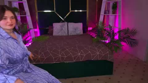 Snapshot of oliviia_rose chatting on 12.14.25 oliviia_rose online show from 12.14.25