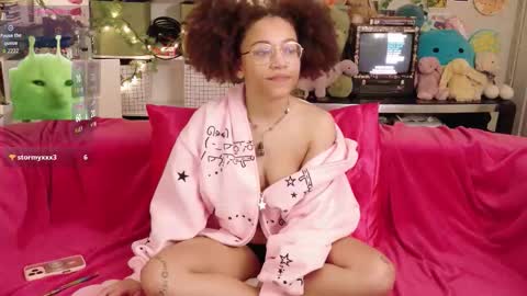 Snapshot of ollythegreat chatting on 12.16.25 olly online show from 12.16.25