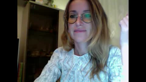 Snapshot of olyra11 chatting on 10.04.25 olyra11 online show from 10.04.25