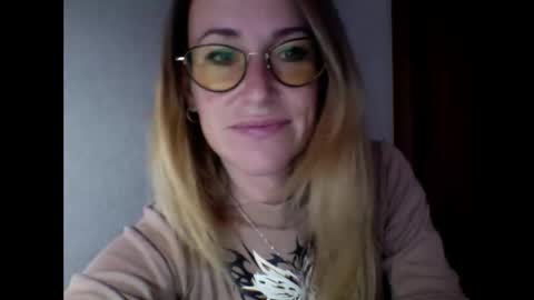 Snapshot of olyra11 chatting on 10.06.25 olyra11 online show from 10.06.25