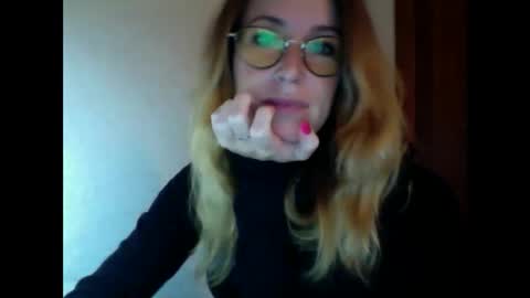 Snapshot of olyra11 chatting on 10.09.25 olyra11 online show from 10.09.25