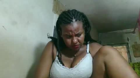 Snapshot of olyvienne90 chatting on 12.02.25 olyvienne90 online show from 12.02.25