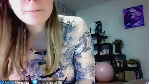 Snapshot of ommnia chatting on 03.09.25 Emma Talk only with followers online show from 03.09.25