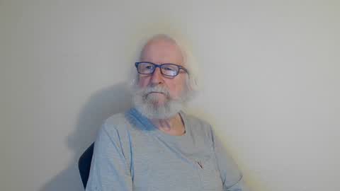 Snapshot of onanister chatting on 01.06.25 Somewhere over the rainbow online show from 01.06.25