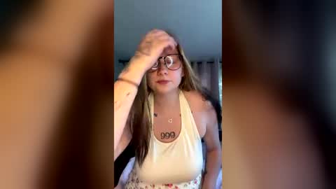 Snapshot of oohlarae22 chatting on 06.16.26 oohlarae22 online show from 06.16.26