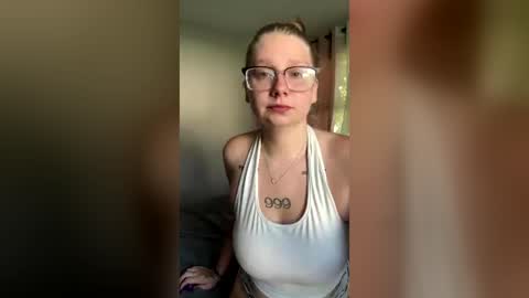 Snapshot of oohlarae22 chatting on 06.29.26 oohlarae22 online show from 06.29.26
